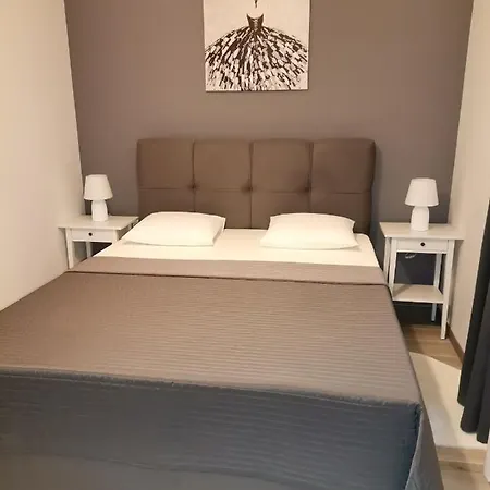 Star - Free Private Parking *