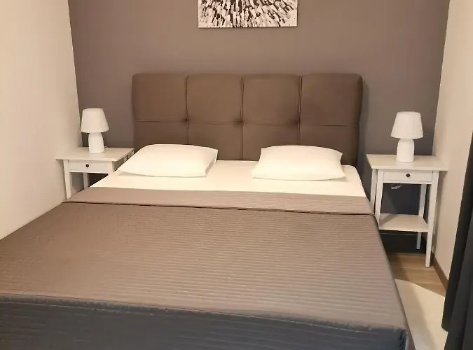 Star - Free Private Parking *