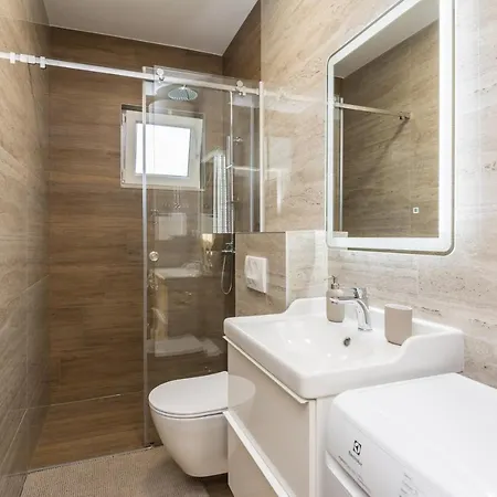 Star - Free Private Parking زادار