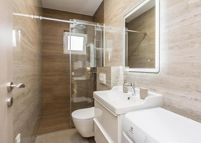 Star - Free Private Parking Zára